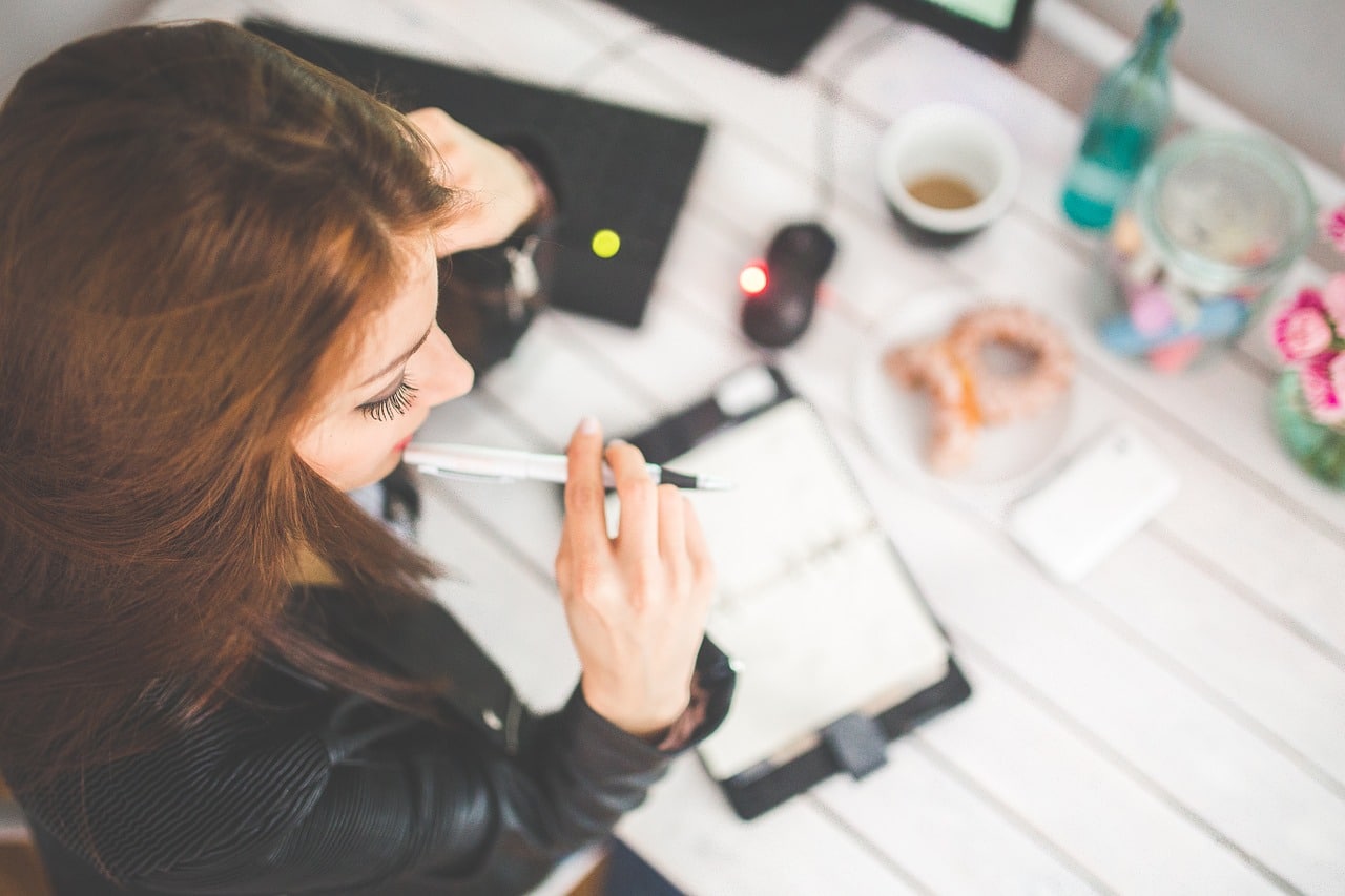 Ragazza ripresa dall'alto con agenda davanti