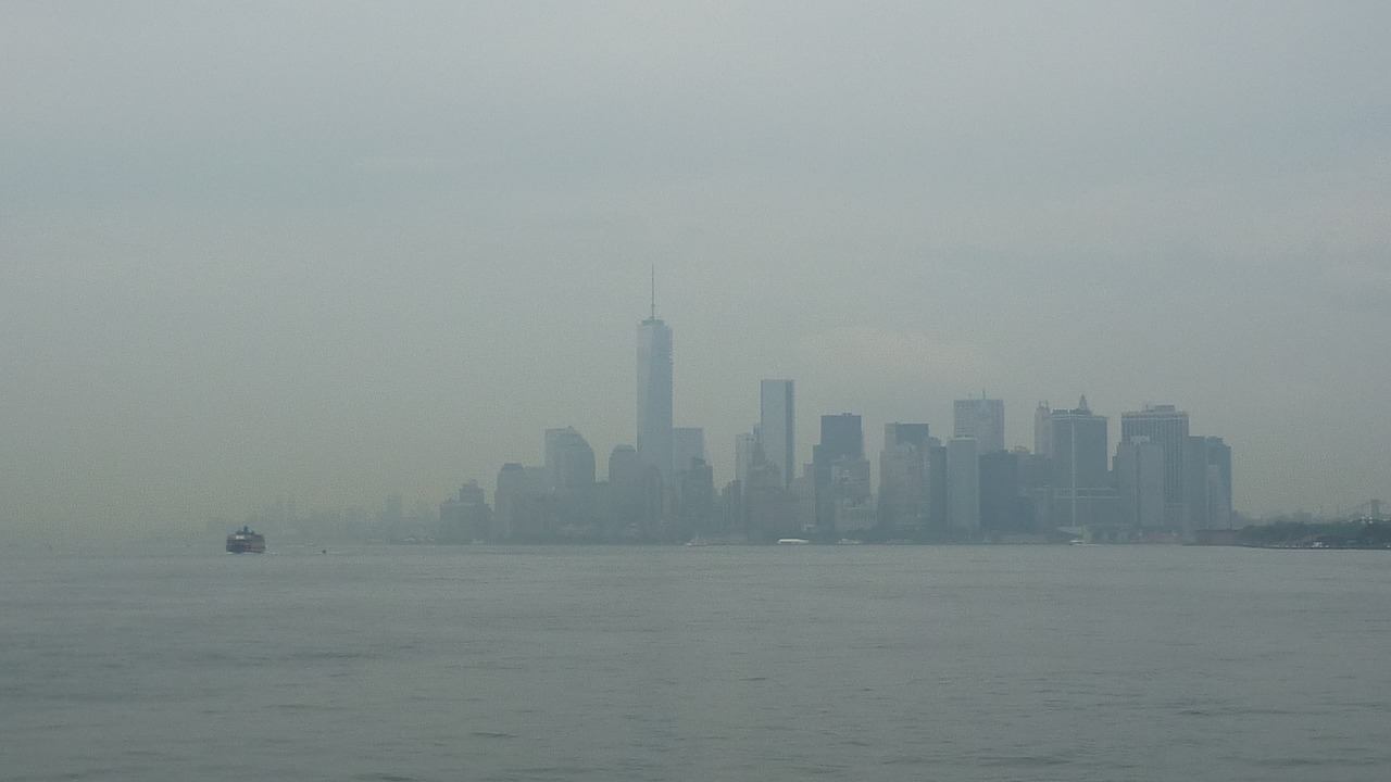 Skyline di New York con nebbia fitta