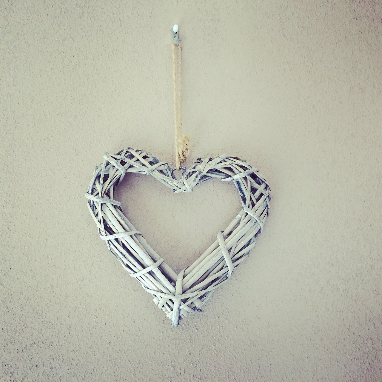 Decorazione in legno a forma di cuore appesa alla parete