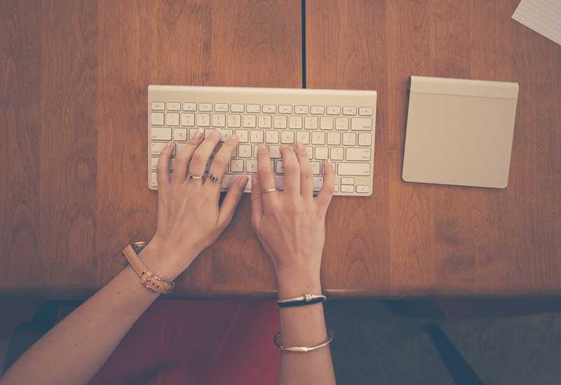Ragazza che scrive al pc