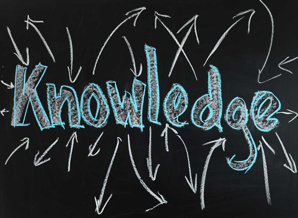 scritta knowledge con gessetto