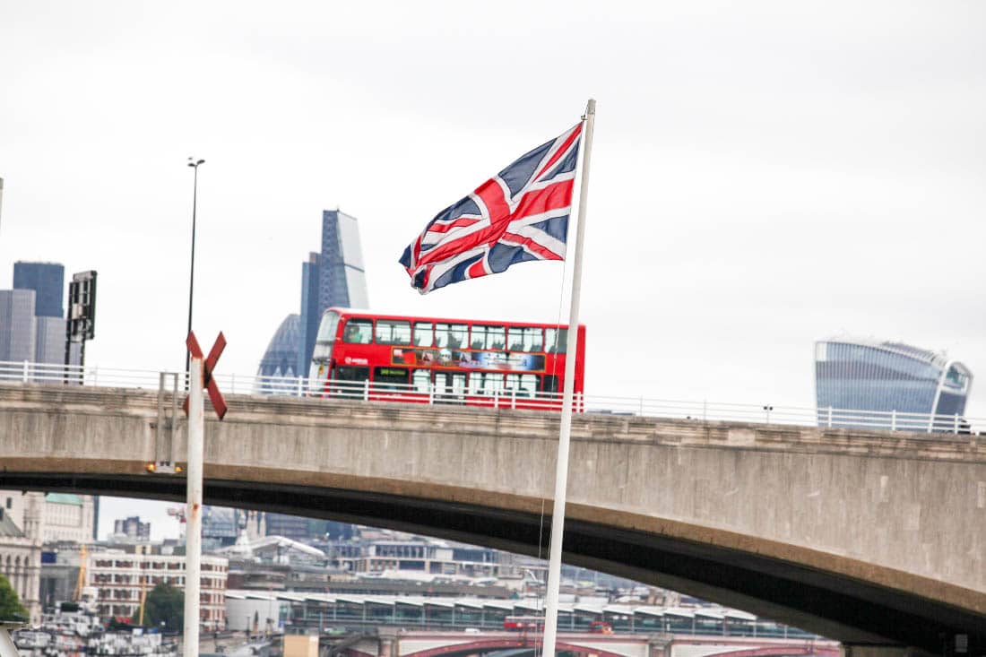 Bandiera dell'inghilterra e bus rosso