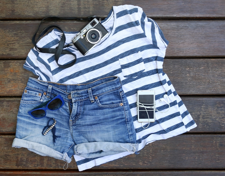 tshirt, pantaloncini di jeans, smartphone, macchina fotografica