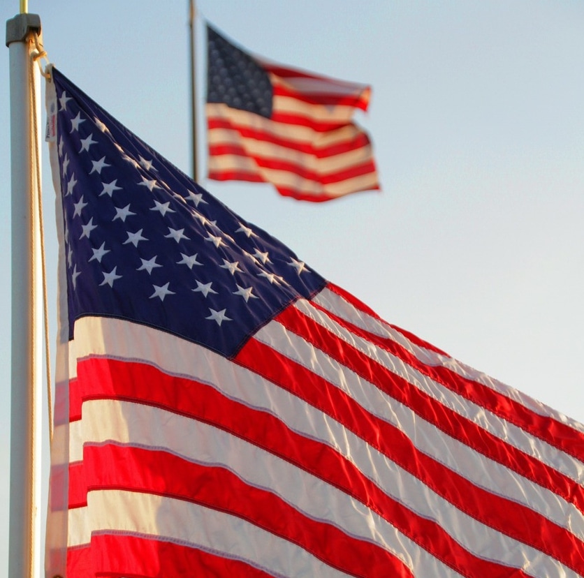 Due bandiere americane che sventolano