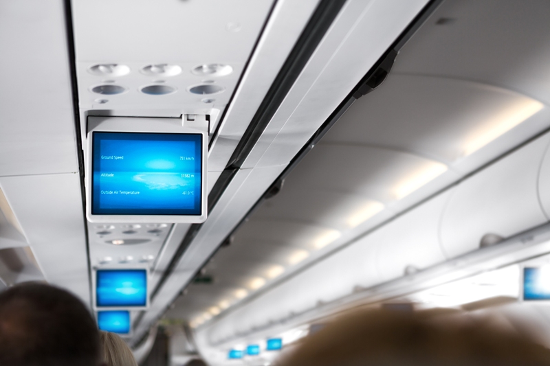 corridoio aereo con schermi per l'intrattenimento