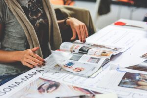 Mani che sfogliano una rivista