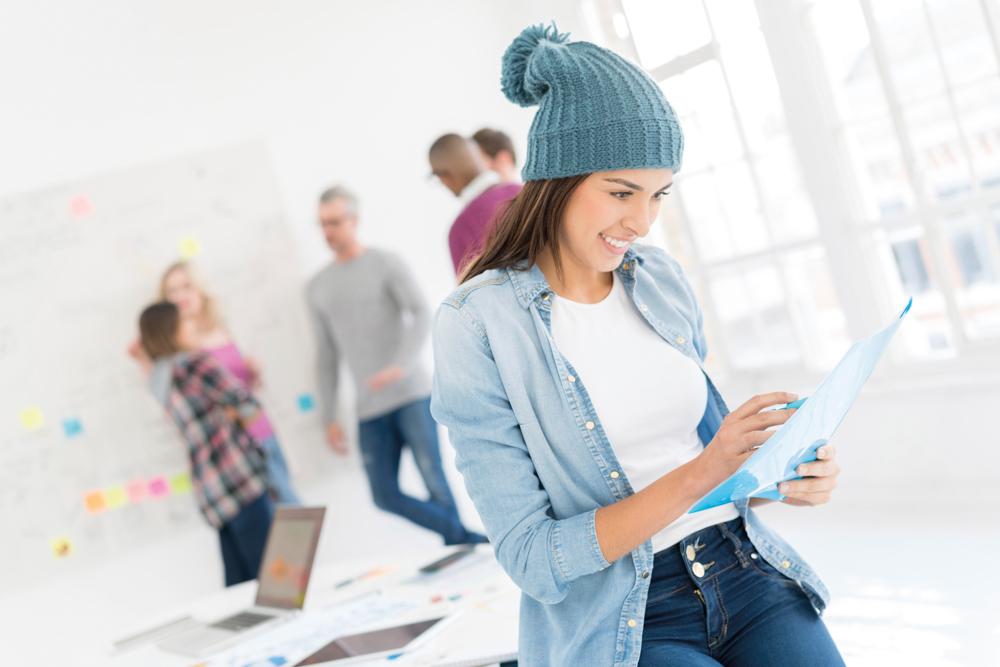 Donna al lavoro con un progetto creativo in mano