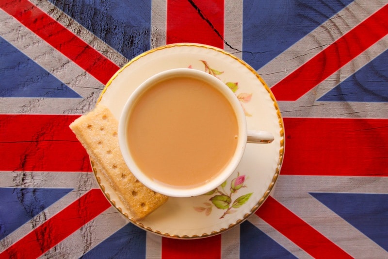 Tazza di tè su bandiera inglese