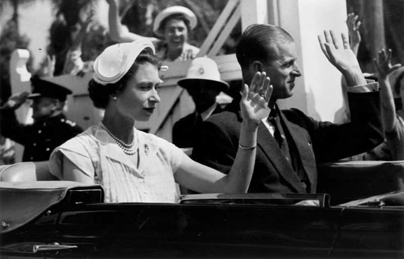 Regina Elisabetta e il principe Filippo mentre si recano all'aeroporto di Brisbane