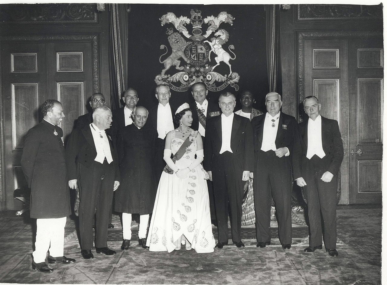 Regina Elisabetta con il primo ministro e i membri del parlamento nel 1960