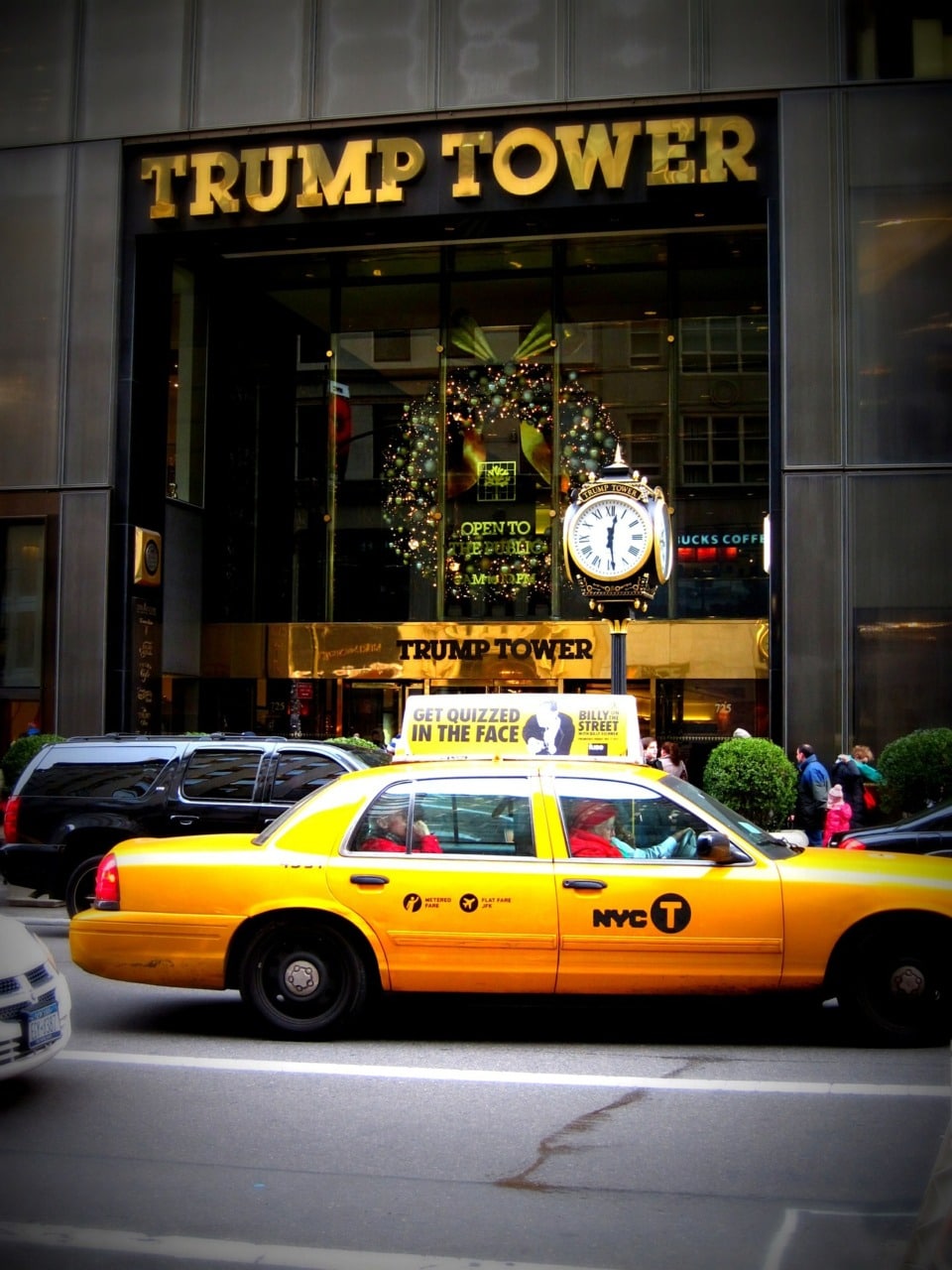 Ingresso della Trump Tower a New York con taxi giallo davanti