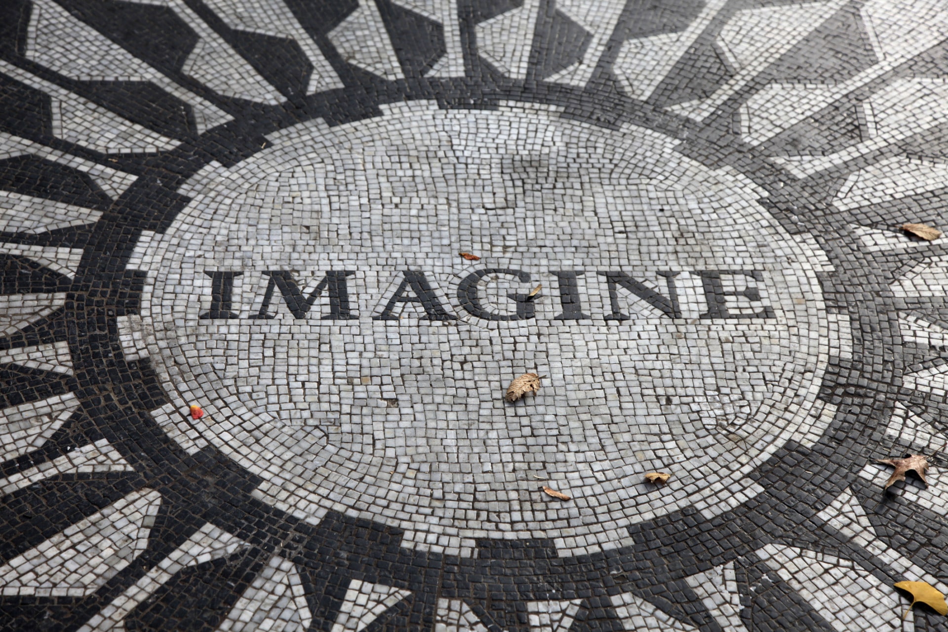 Mosaico sul pavimento a Central Park con scritta Imagine