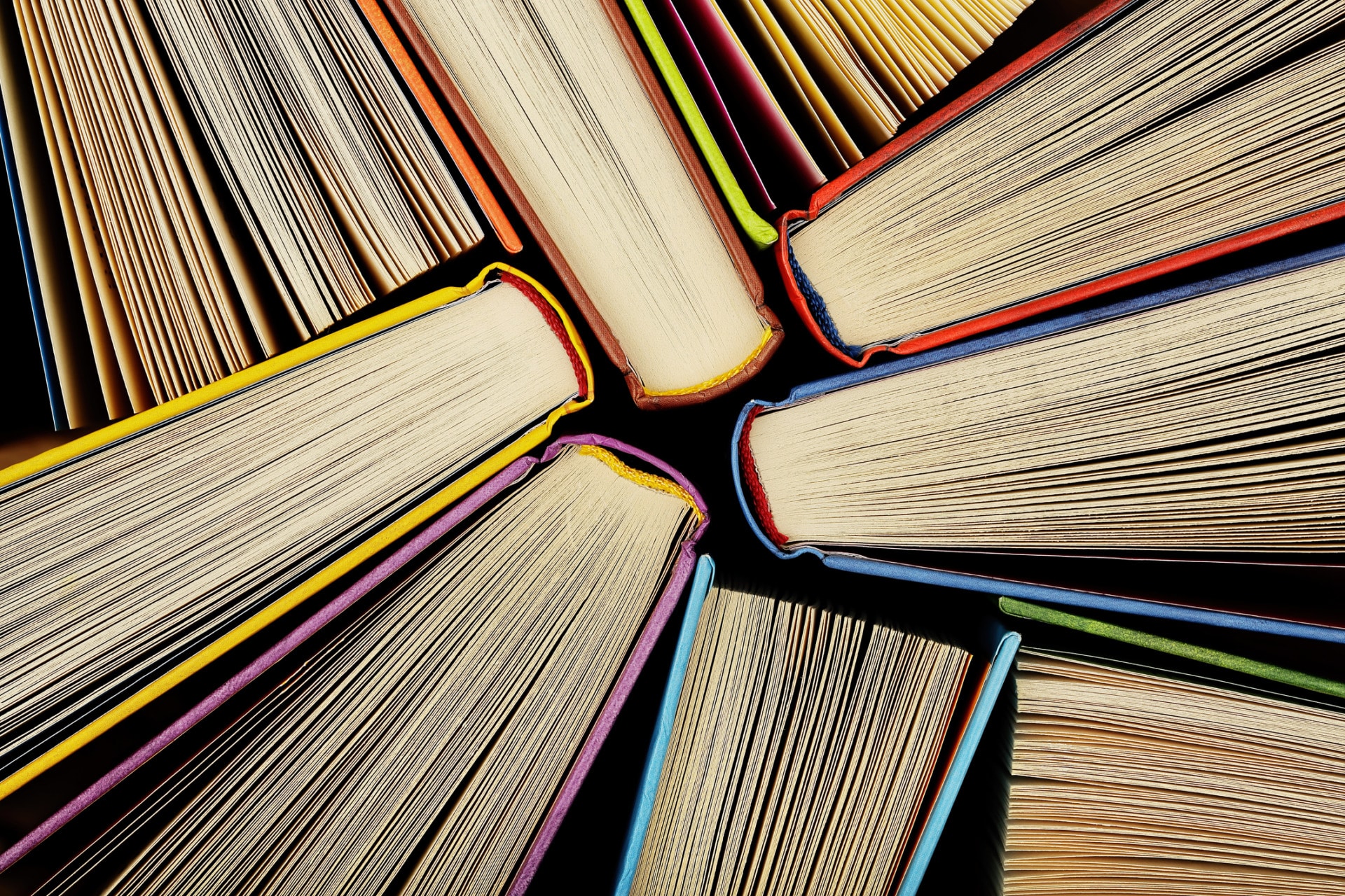Libri colorati ripresi dall'alto