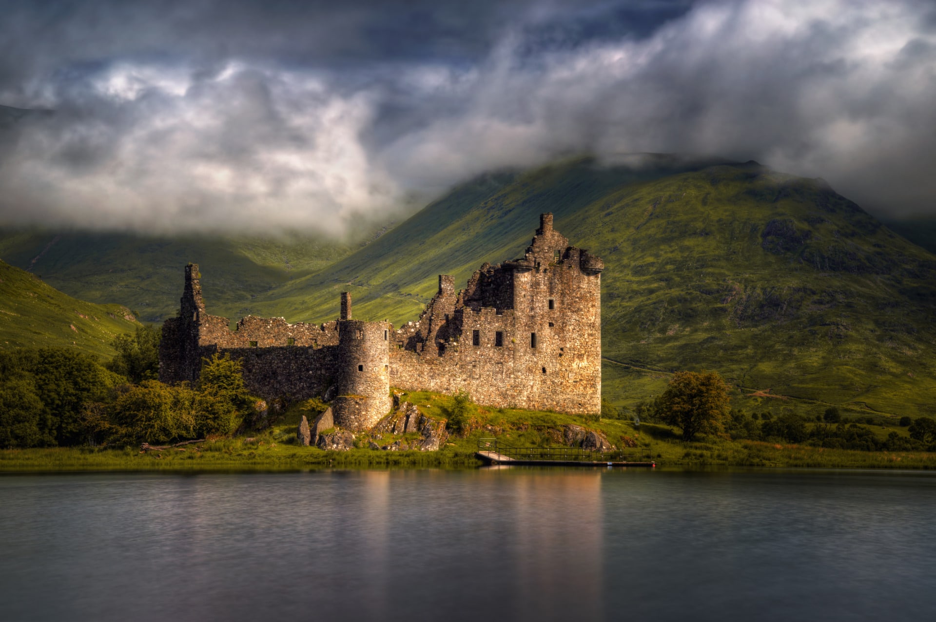 Veduta di un castello scozzese con lago di fronte