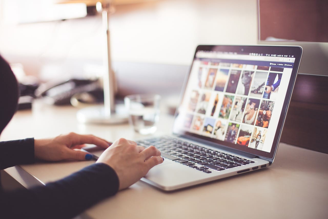 Mani femminili che scrivono al computer