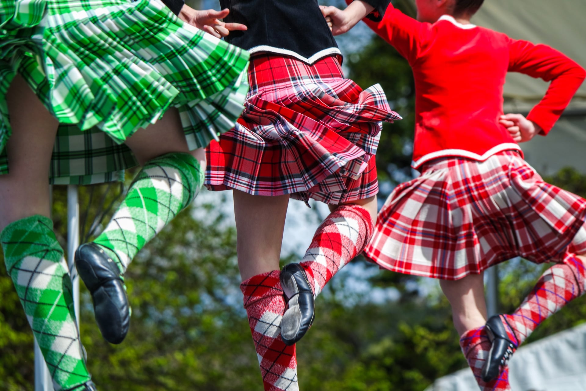 Scozzesi che ballano in kilt