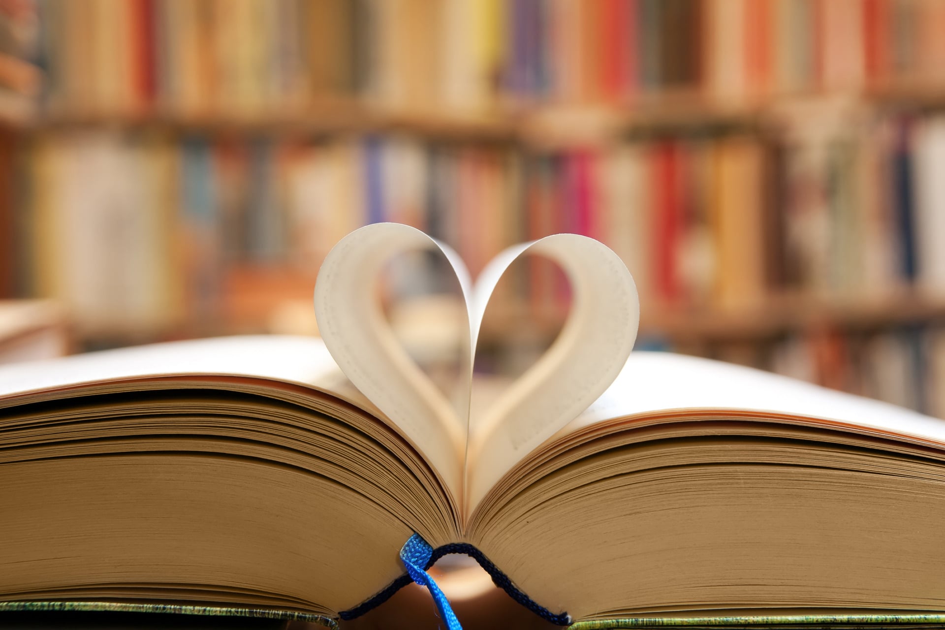 Libro con pagine a forma di cuore