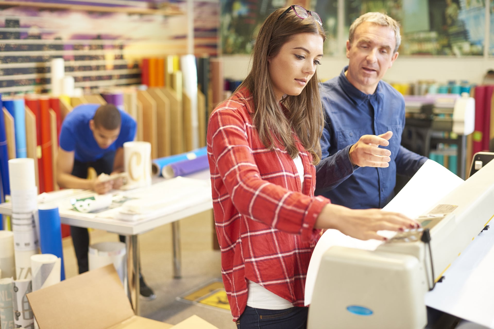 Ragazza vicino alla stampante