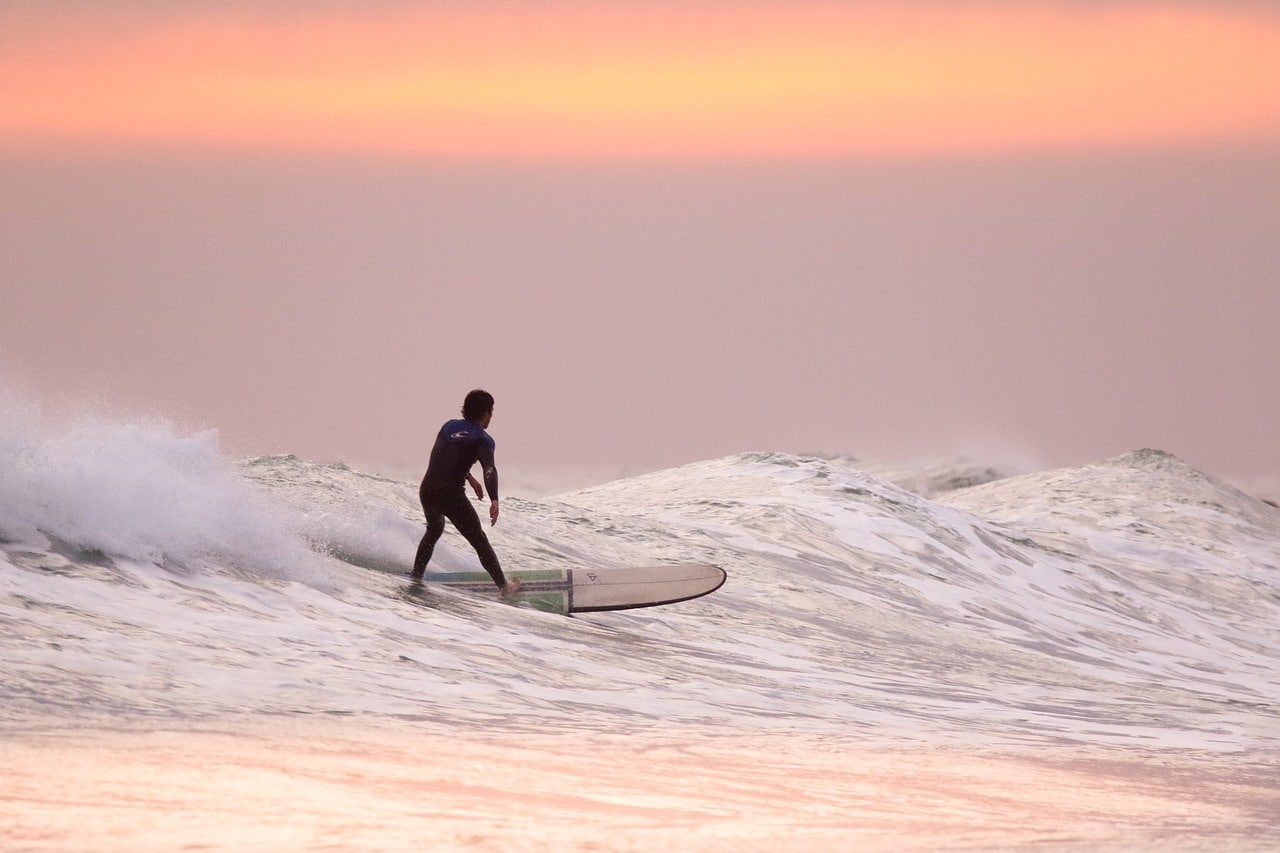 Surfista in mare al tramonto