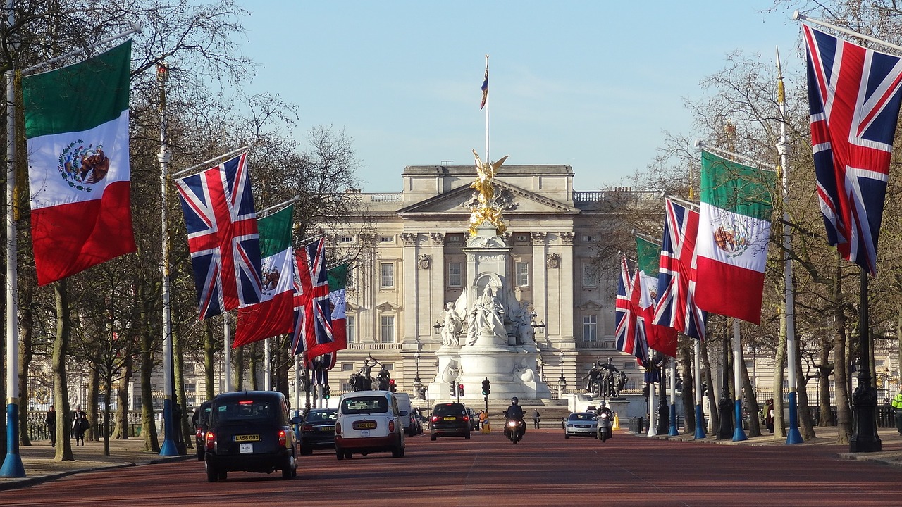 viale di buckingham palace con bandiere inglesi ai lati