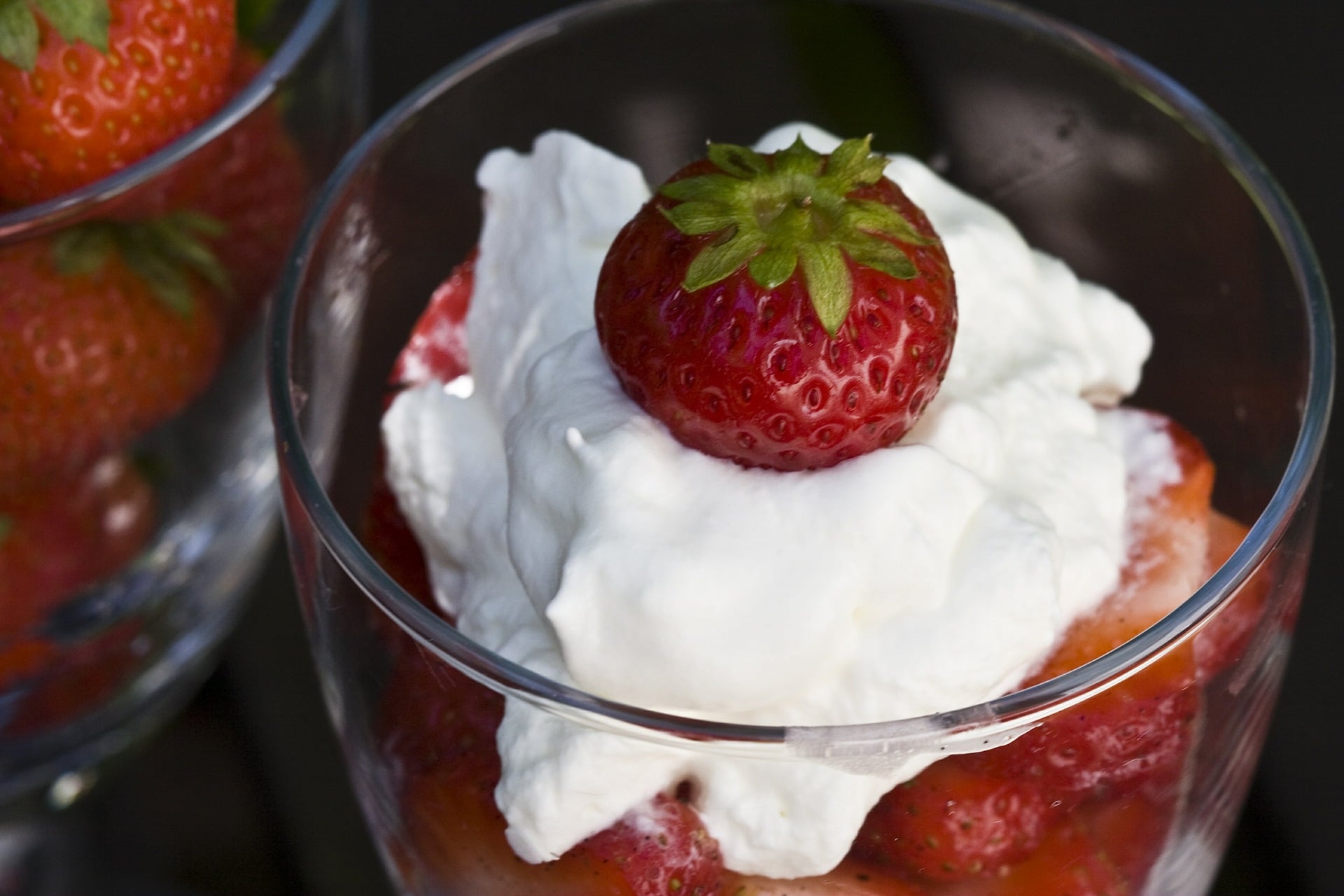 Bicchiere di fragole con panna