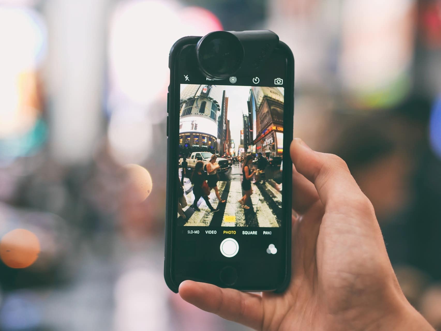 Mano con smartphone che sta per scattare una foto