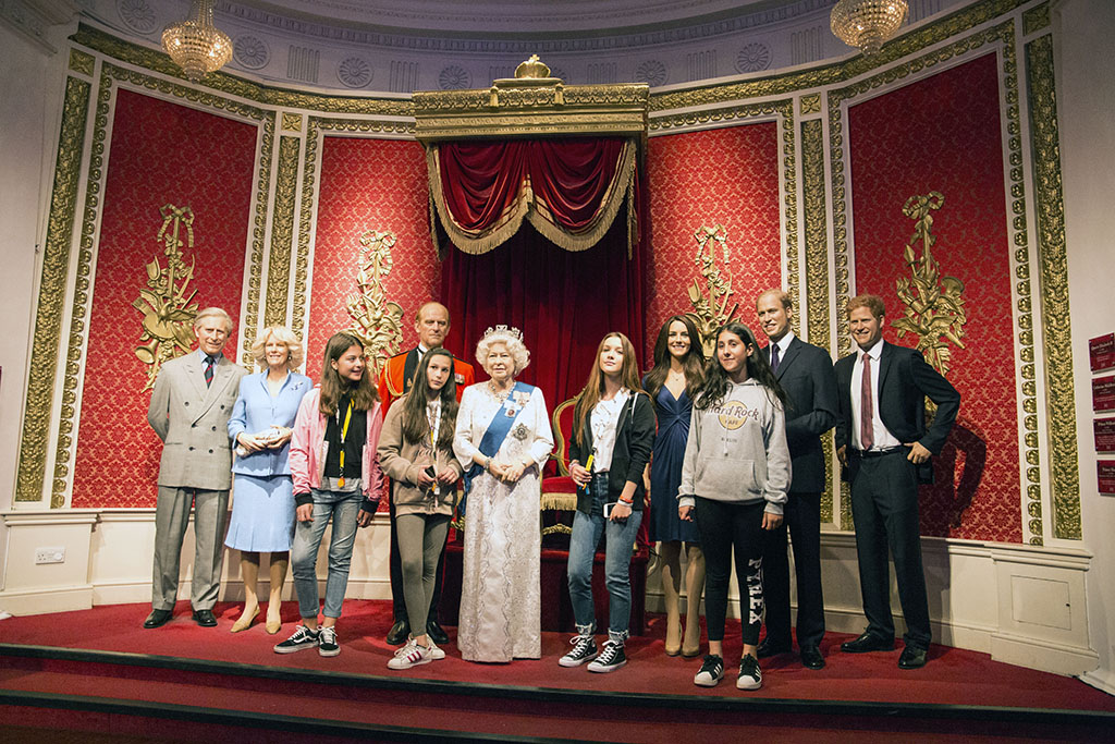 Ludovica Coscione con la royal family al museo delle cere