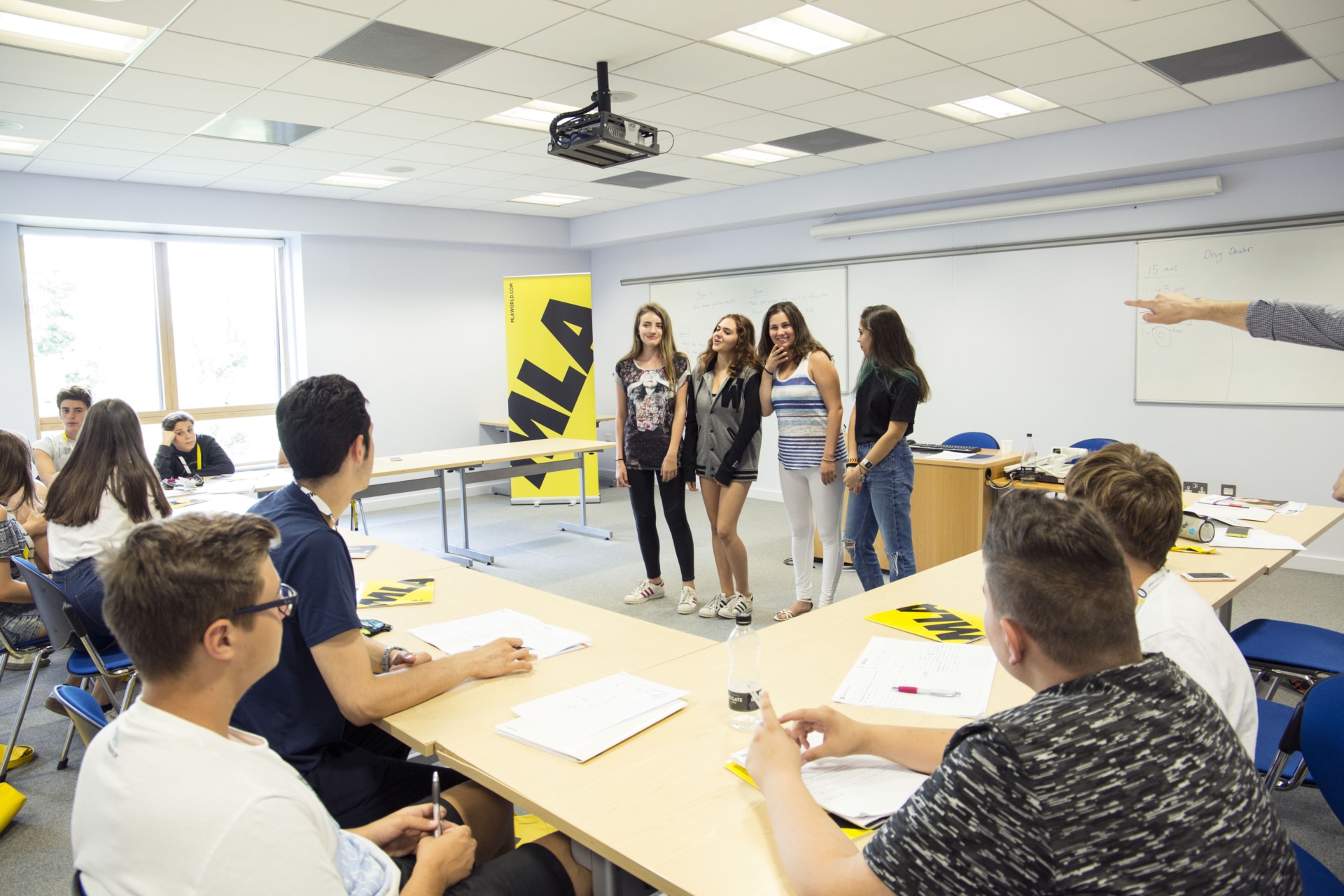studentesse che fanno attività in classe
