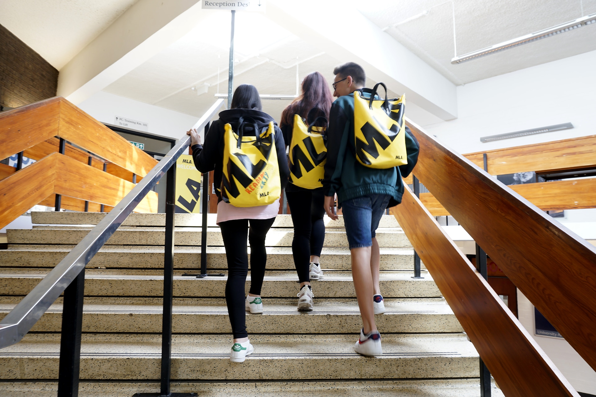 Studenti che salgono le scale