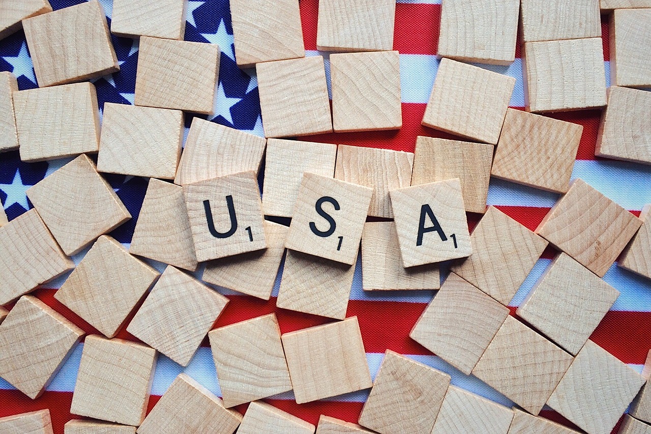 Bandiera americana con sopra tasselli in legno con la scritta USA