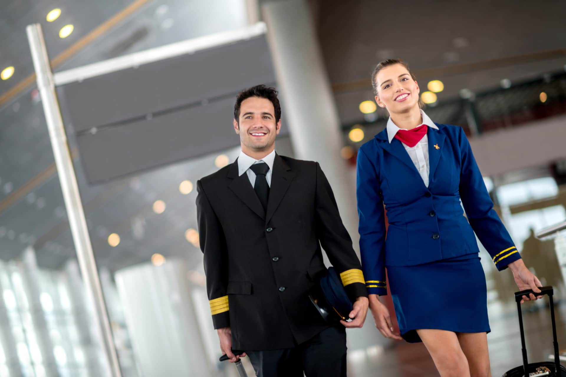 Hostess e Steward di volo in aeroporto