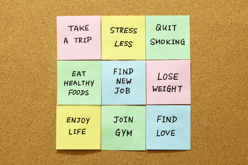 Illustrazione con post it dove sono annotati i buoni propositi per l'anno nuovo