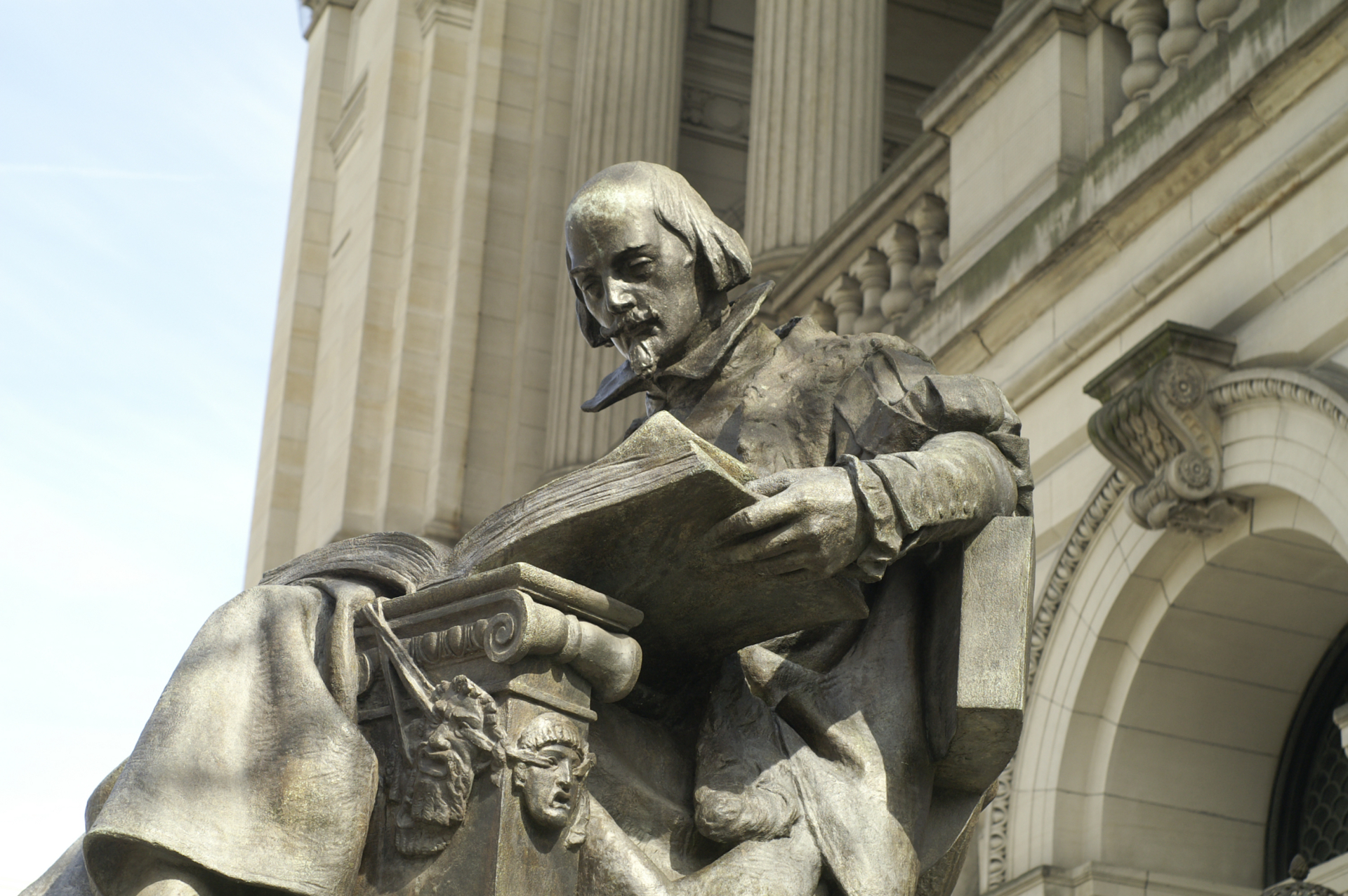 Statua di Shakeaspeare con libro in mano