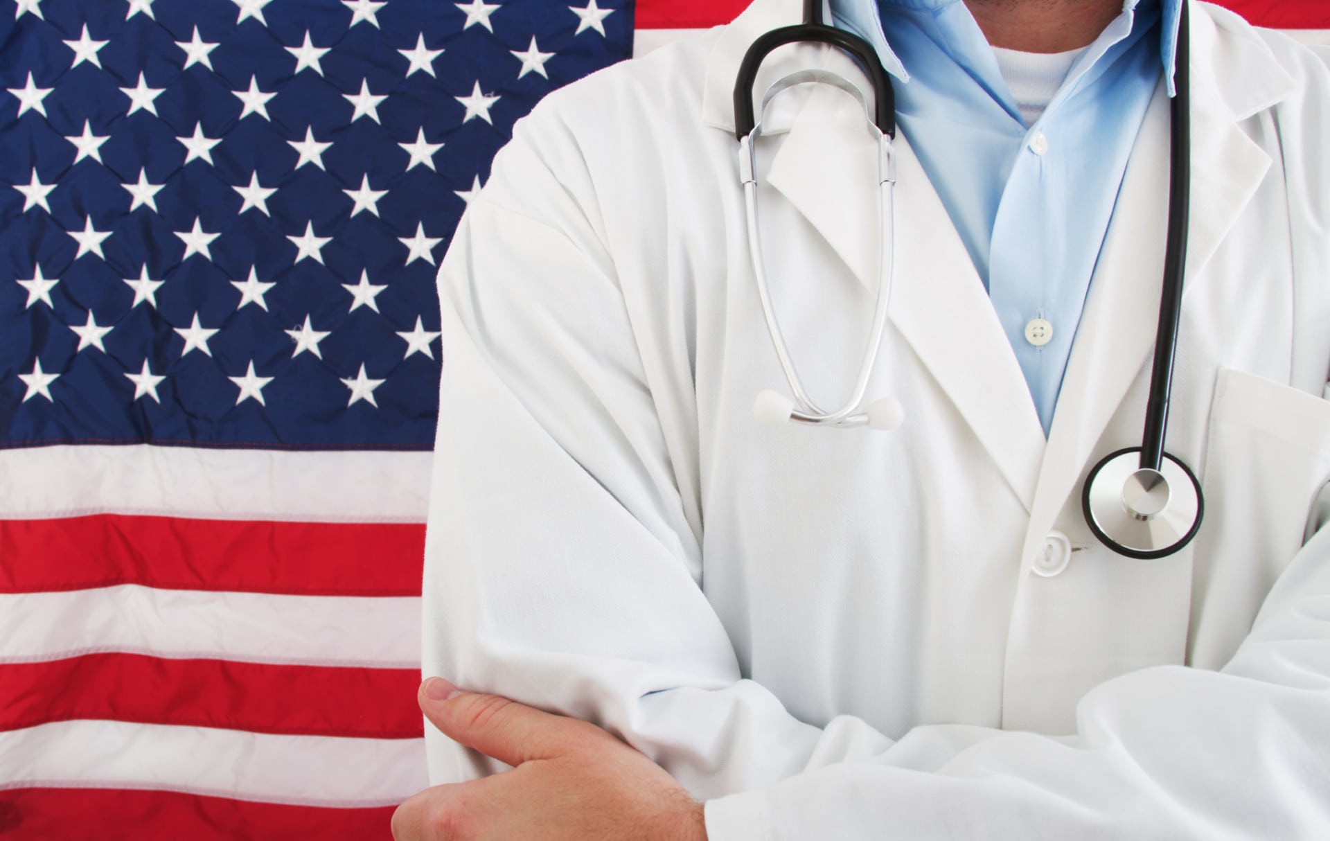 Medico con bandiera americana alle spalle