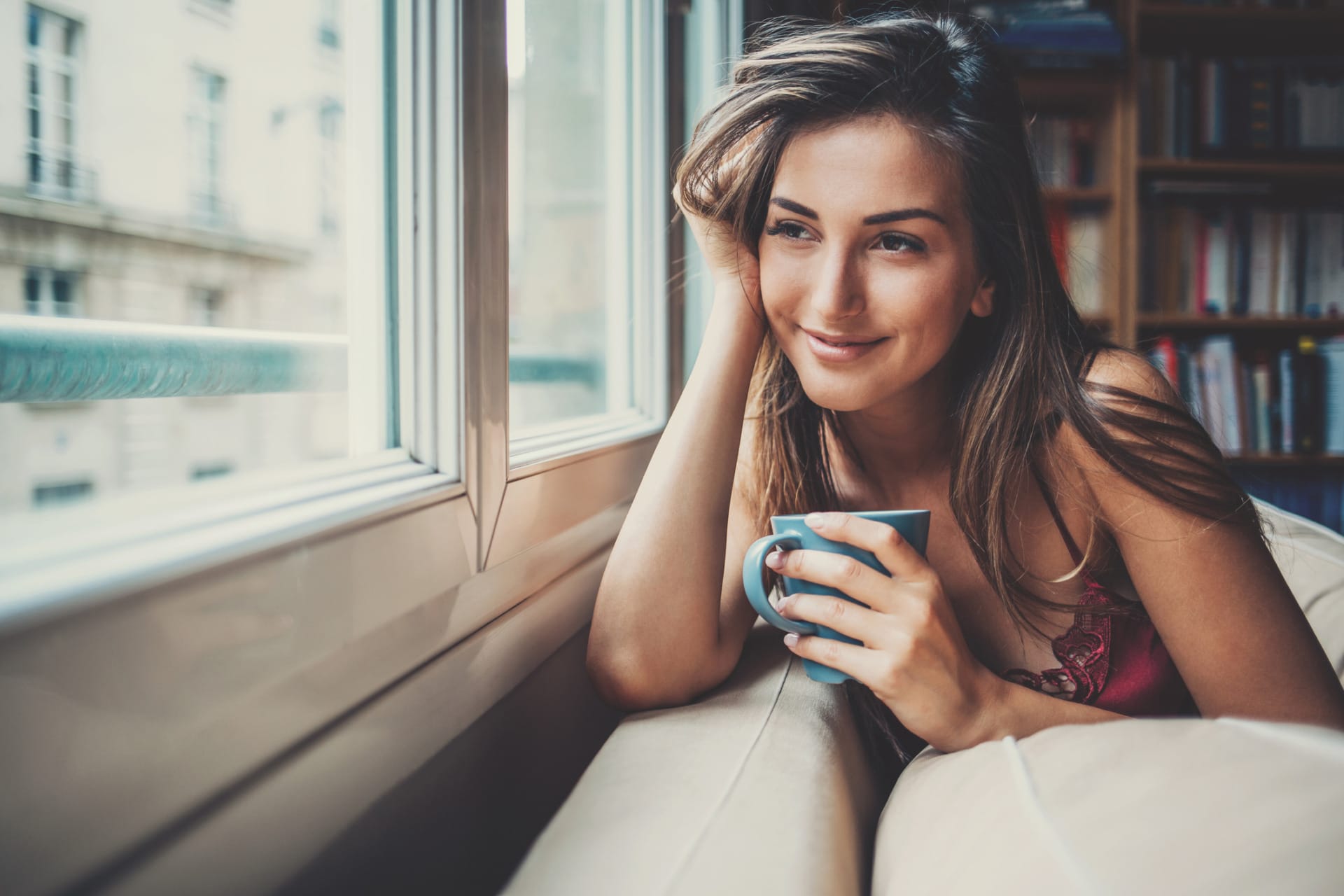 Studentessa sul divano di casa