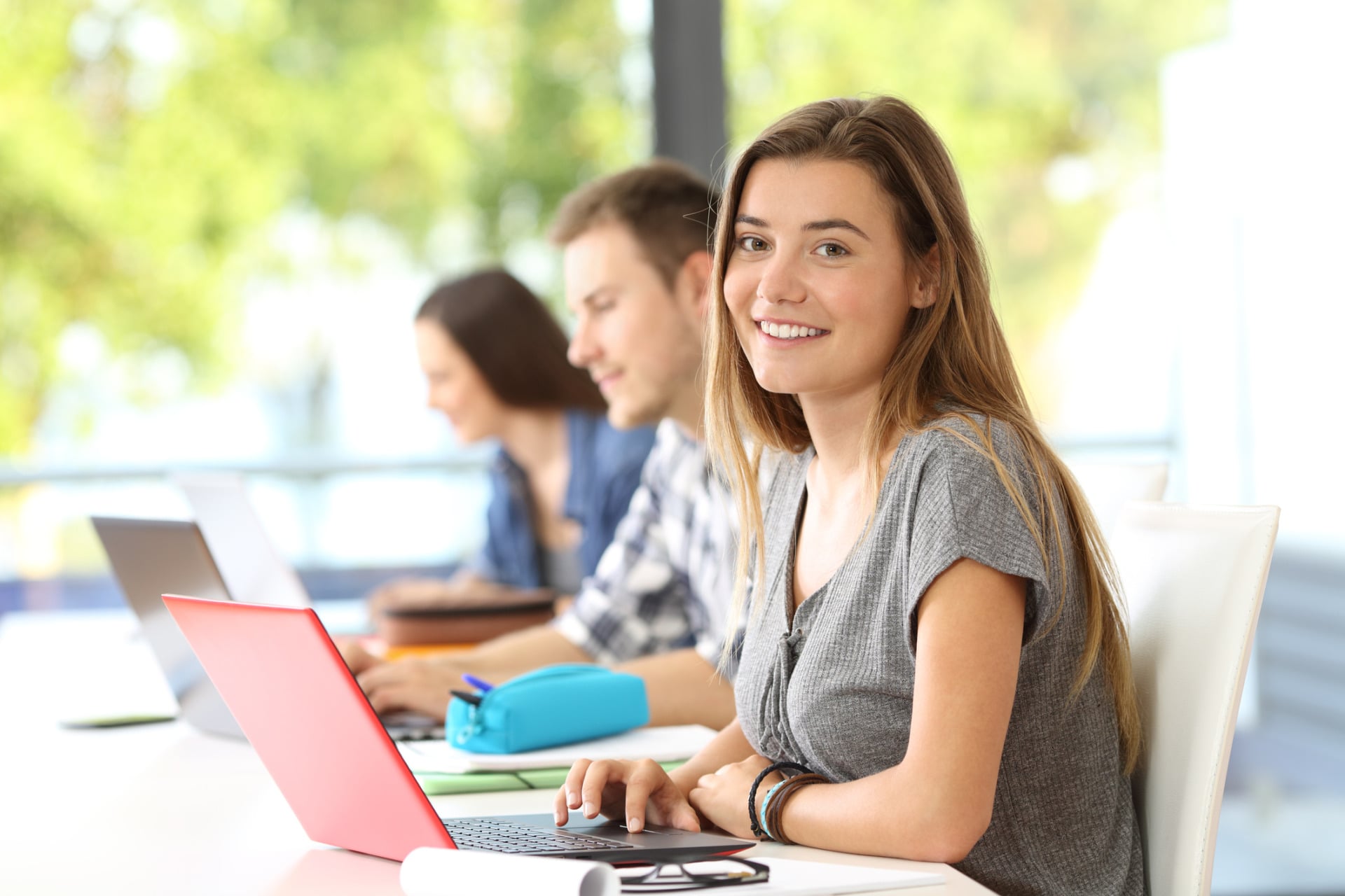 Studentessa in vacanza studio al pc