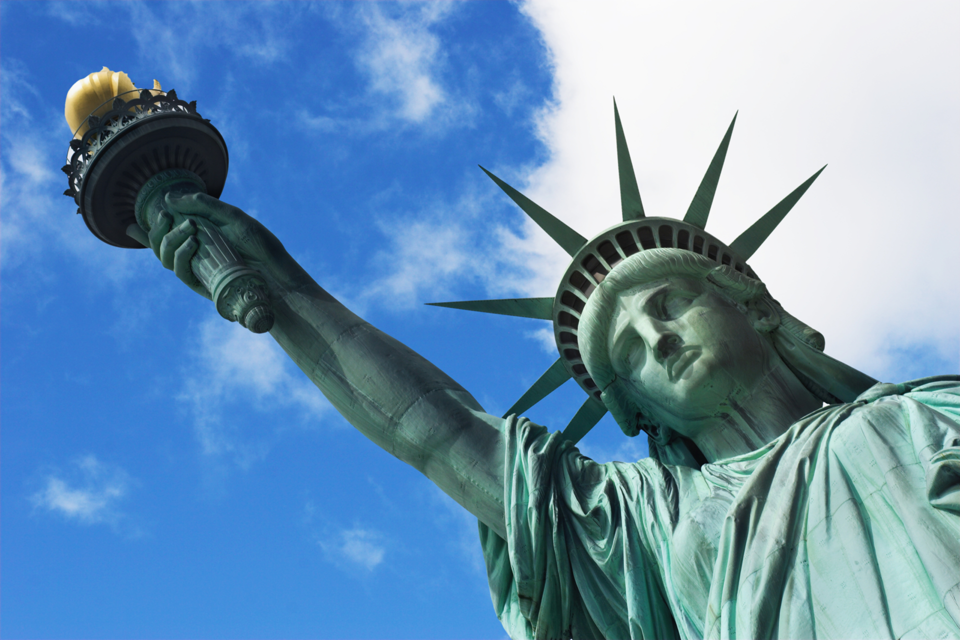 Statua della libertà dal basso