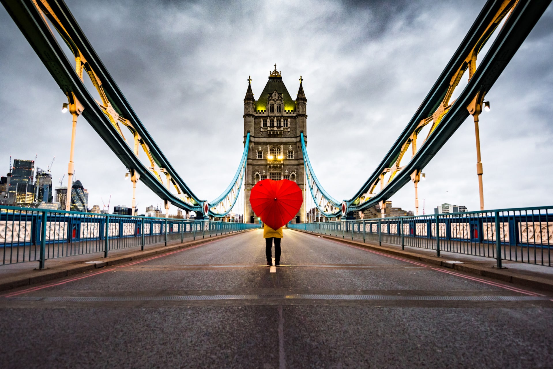 Ragazza con ombrello rosso a forma di cuore sul Tower Bridge Londra