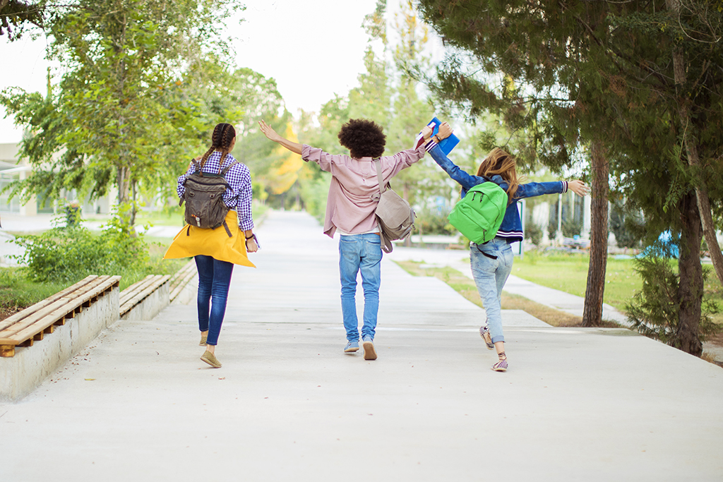 studenti di spalle che tornano a scuola