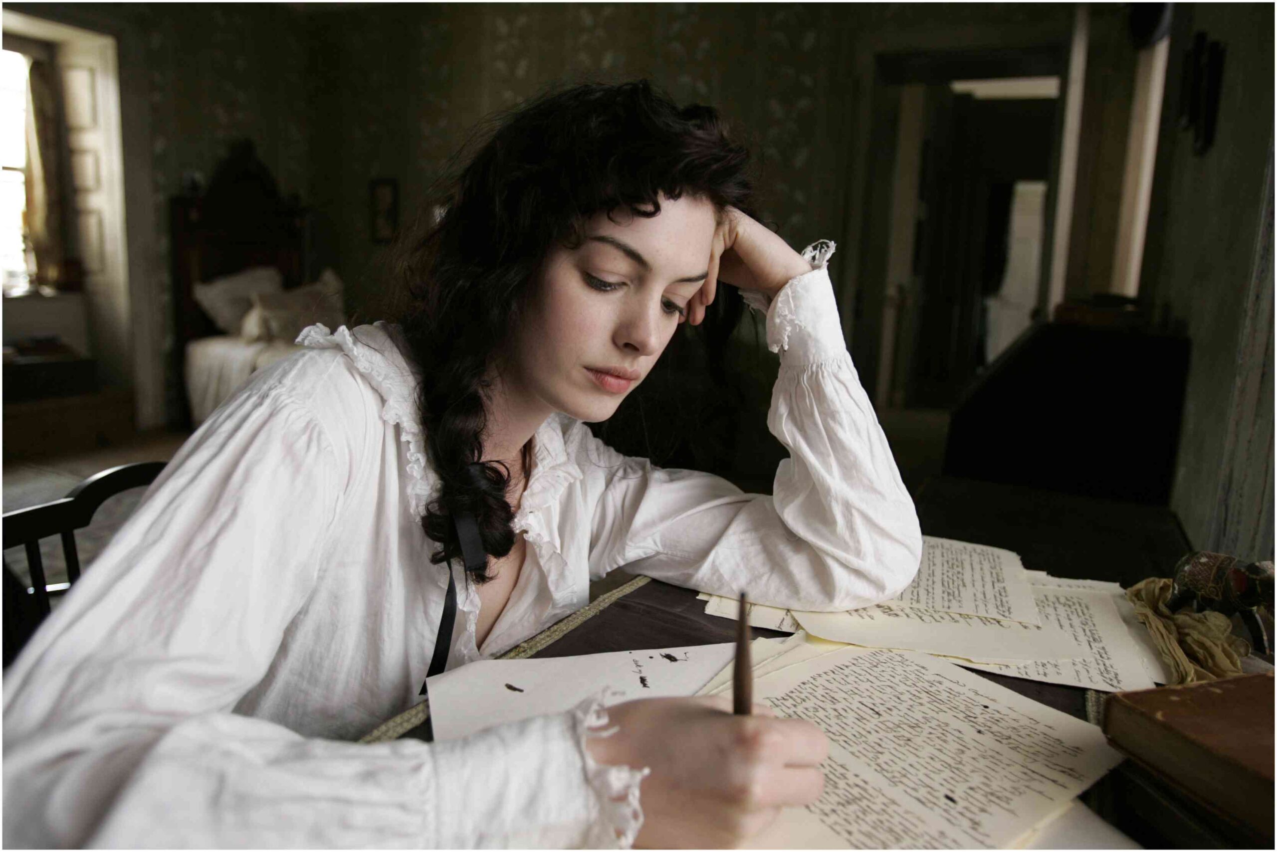 Anne Hathaway che interpreta Jane Austen