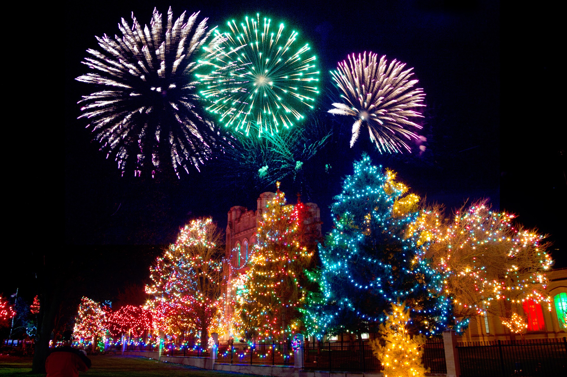 luci natalizie e fuochi d'artificio