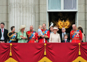 Famiglia reale sul balcone di buckingham palace
