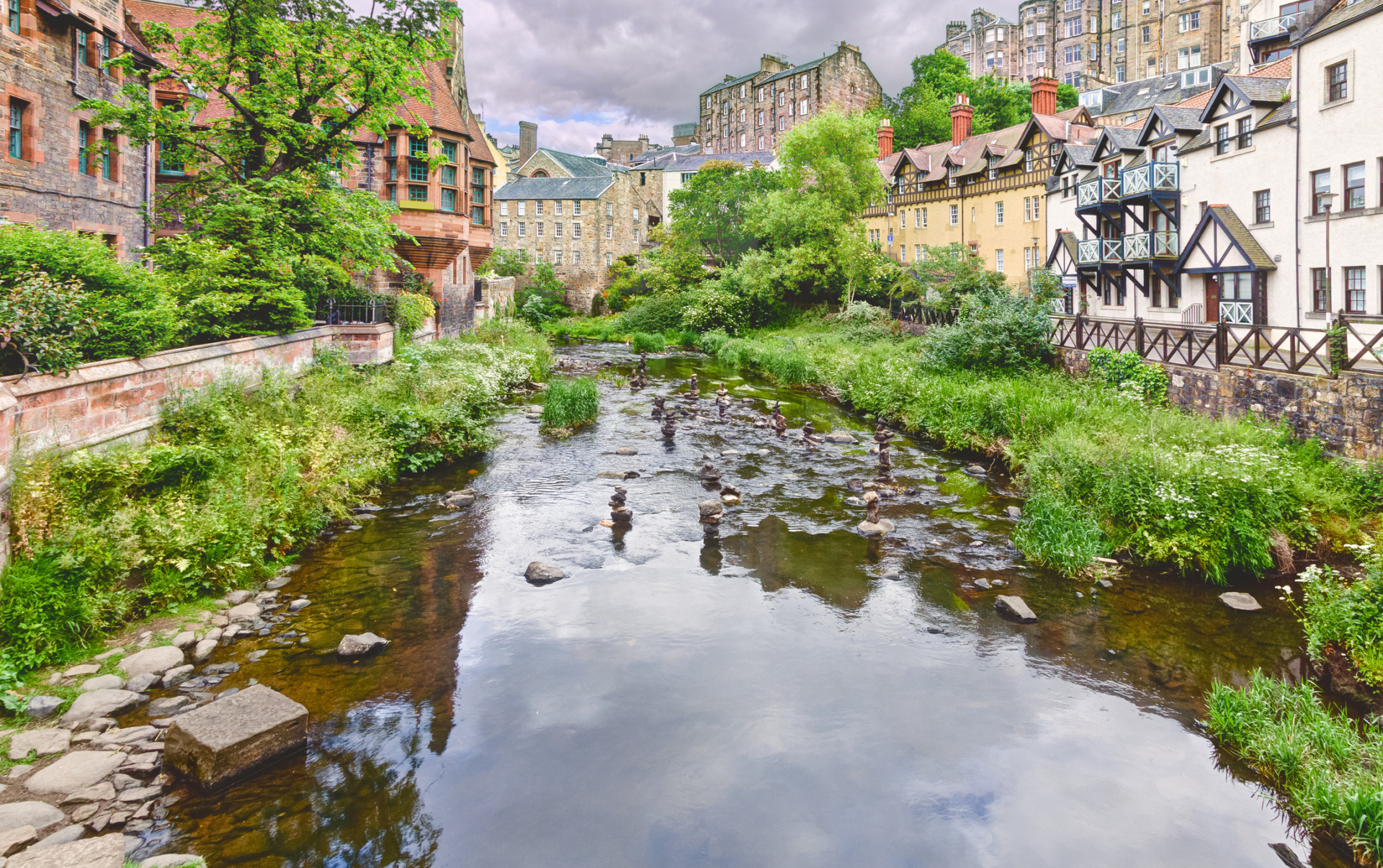 corso d'acqua a Edimburgo con palazzi ai lati