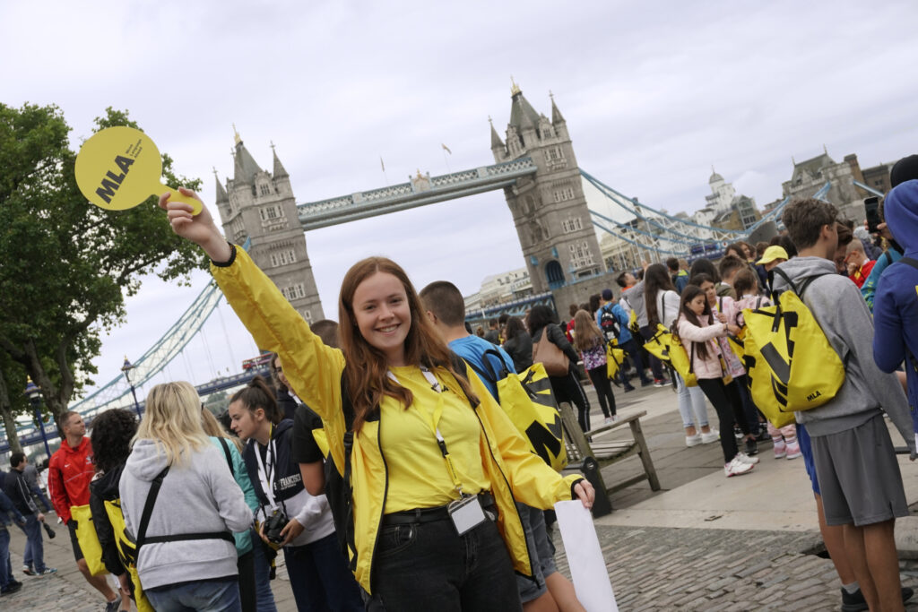 Guida MLA davanti a tower bridge