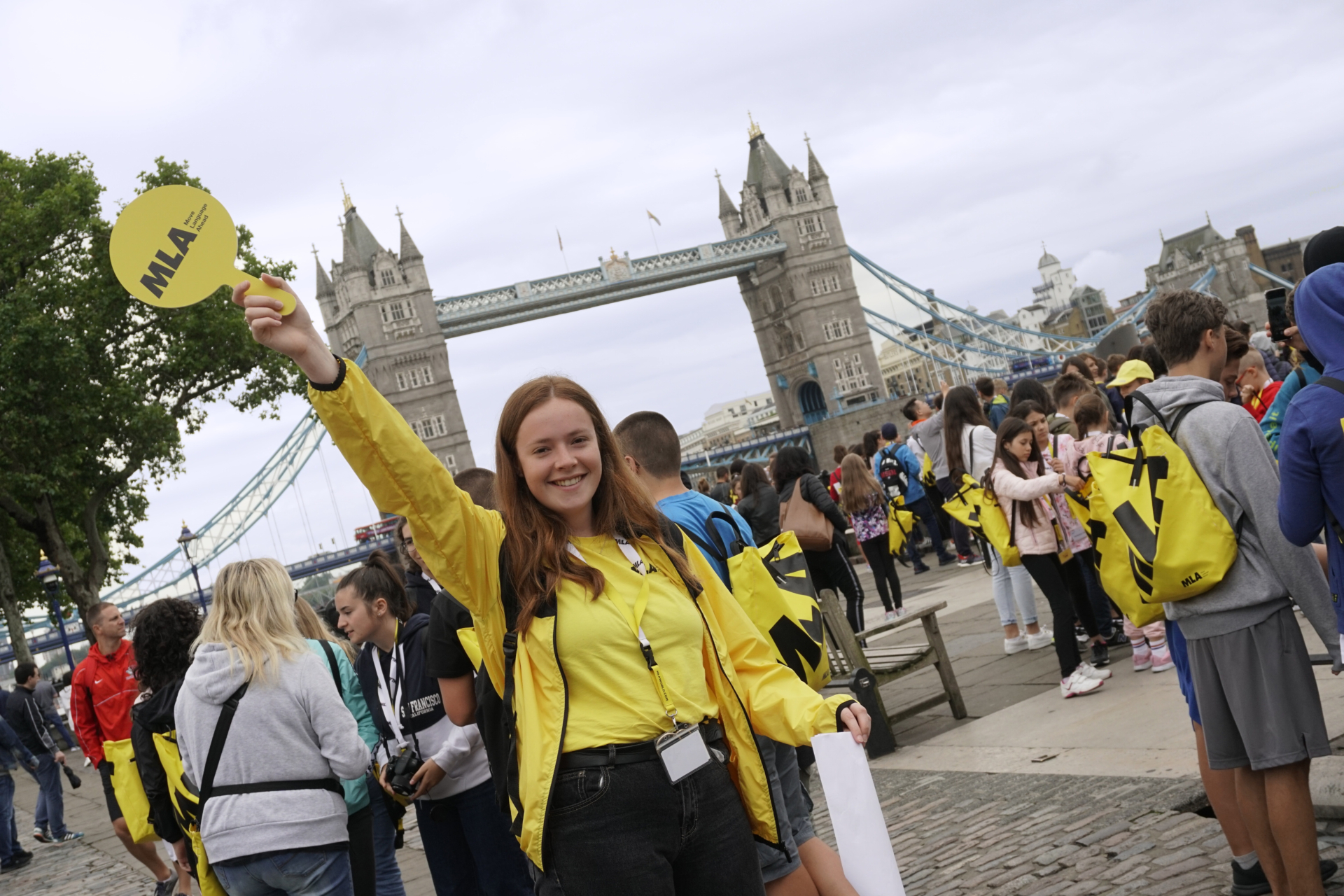 Guida MLA davanti a tower bridge