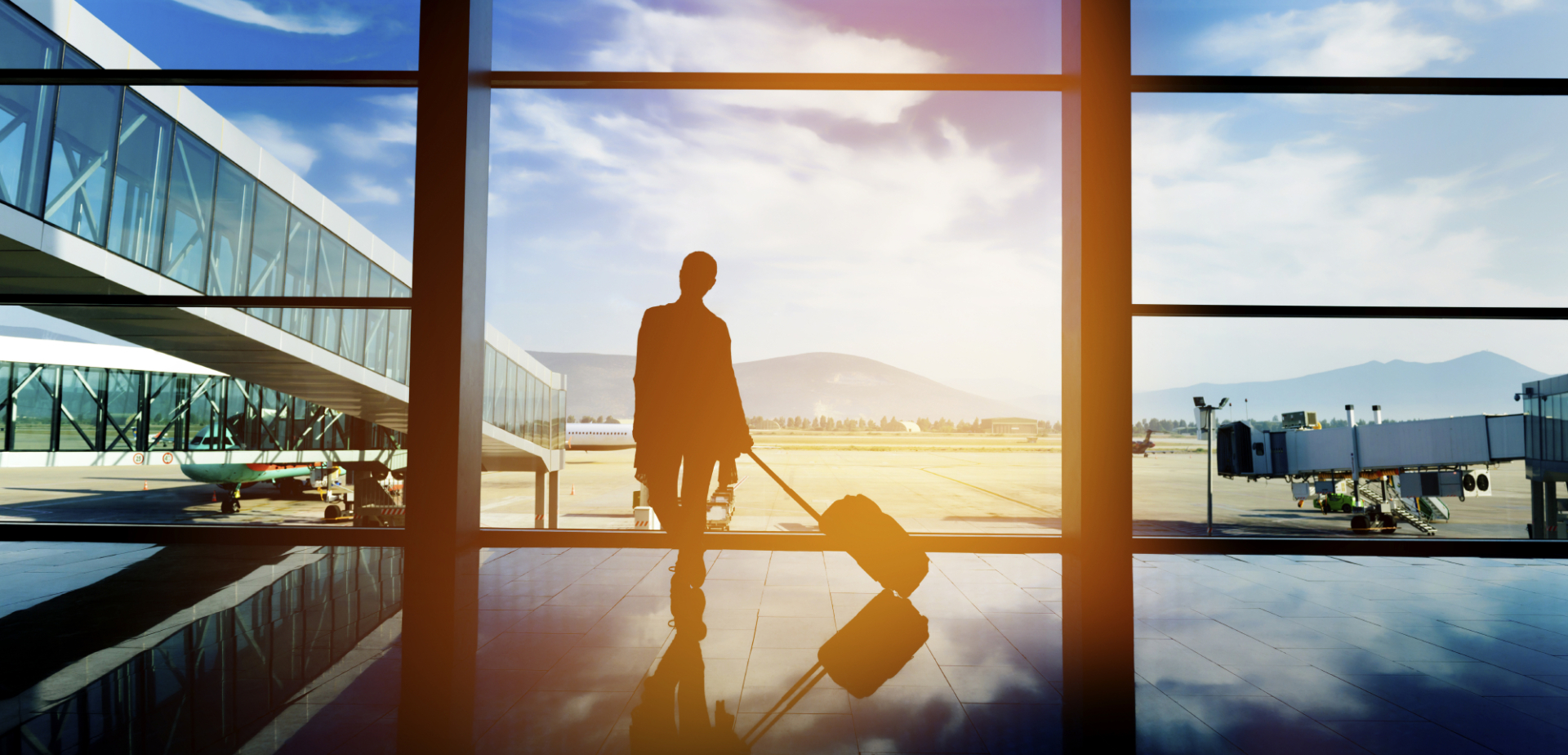 Ragazzo in aeroporto con la valigia