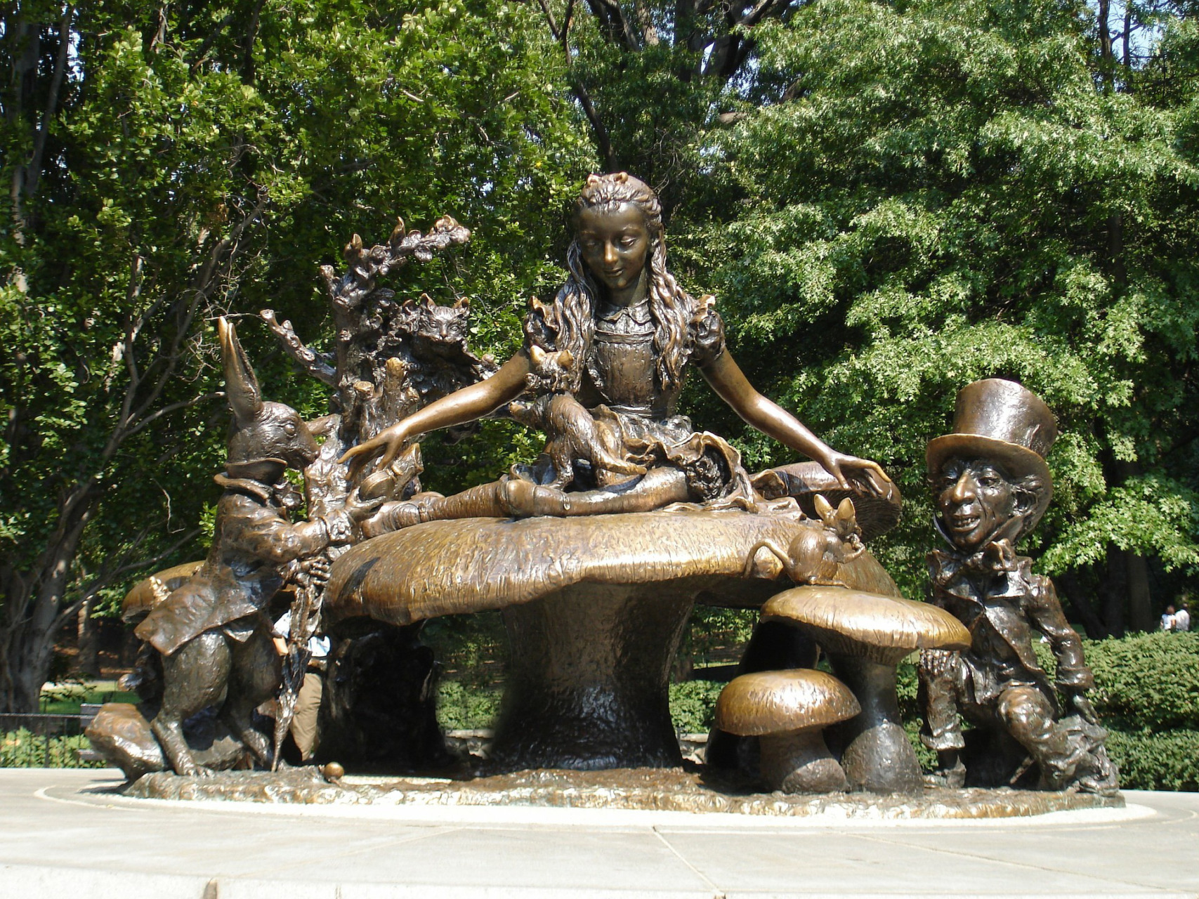 Statua di alice nel paese delle meraviglie