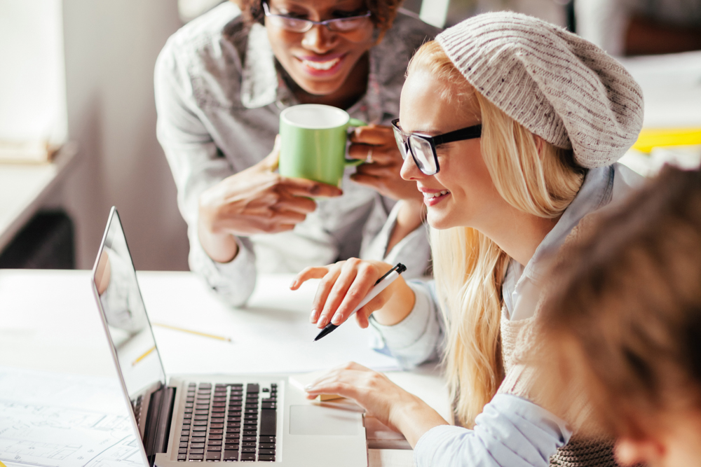 studenti sorridenti al pc