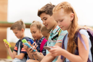 studenti delle scuole elementari con smartphone