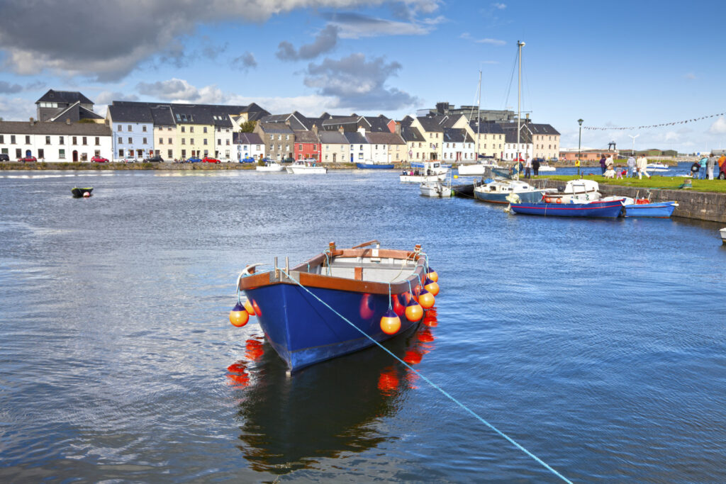 Barca nella città di Galway Bay, Irlanda